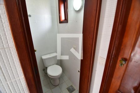 Casa de condomínio à venda com 153m², 3 quartos e 4 vagasBanheiro de serviço