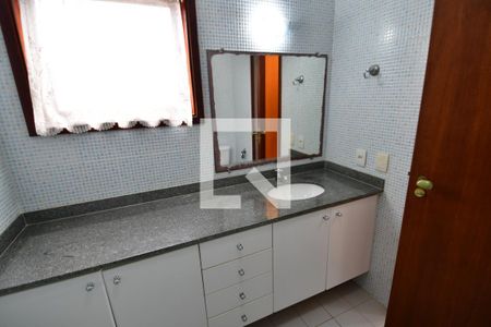 Casa de condomínio à venda com 153m², 3 quartos e 4 vagasBanheiro 1