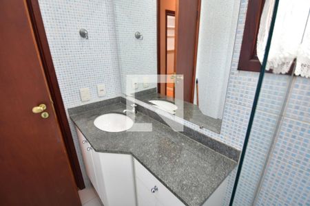 Casa de condomínio à venda com 153m², 3 quartos e 4 vagasBanheiro 2