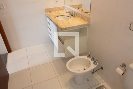 Casa de condomínio à venda com 150m², 4 quartos e 4 vagasBANHEIRO DA SUITE TÉRREO