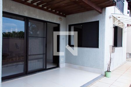 Casa de condomínio à venda com 150m², 4 quartos e 4 vagasÁREA EXTERNA FUNDOS