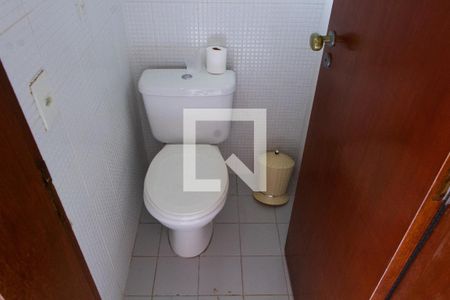 Casa de condomínio à venda com 150m², 4 quartos e 4 vagasBANHEIRO DA ÁREA DE SERVIÇO