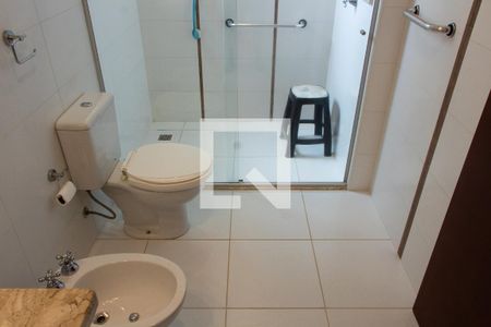 Casa de condomínio à venda com 150m², 4 quartos e 4 vagasBANHEIRO DA SUITE TÉRREO