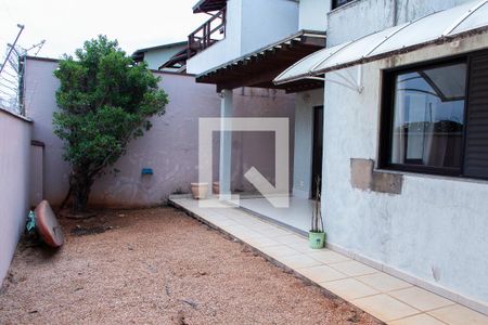 Casa de condomínio à venda com 150m², 4 quartos e 4 vagasÁREA EXTERNA FUNDOS