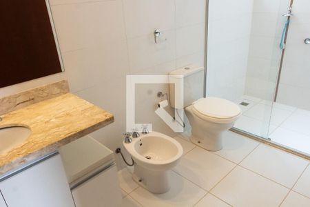 Casa de condomínio à venda com 150m², 4 quartos e 4 vagasBANHEIRO DA SUITE TÉRREO