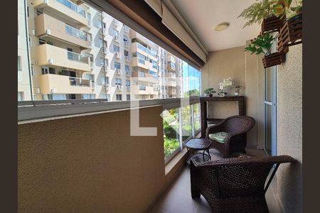Apartamento à venda com 77m², 3 quartos e 1 vaga Apartamento à venda com 77m², 3 quartos e 1 vagaVaranda