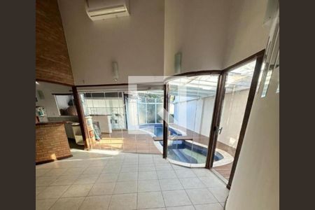 Casa de condomínio à venda com 165m², 2 quartos e 4 vagasFoto 02