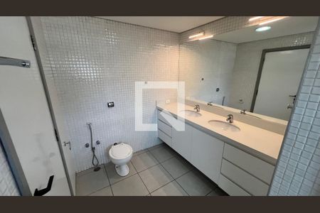 Casa à venda com 450m², 4 quartos e 4 vagasBanheiro da Suíte 2