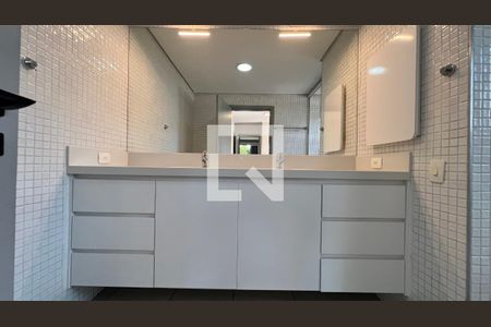 Casa à venda com 450m², 4 quartos e 4 vagasBanheiro da Suíte 2