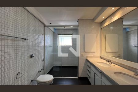 Casa à venda com 450m², 4 quartos e 4 vagasBanheiro da Suíte 1