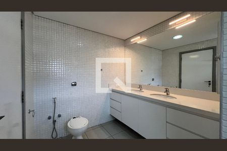 Casa à venda com 450m², 4 quartos e 4 vagasBanheiro da Suíte 2