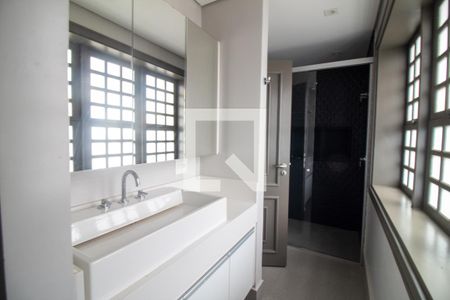 Casa à venda com 450m², 5 quartos e 3 vagasBanheiro da Suíte 4 - Senhor