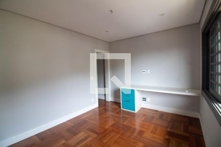 Casa à venda com 450m², 5 quartos e 3 vagasSuíte 2