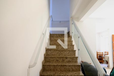 Casa à venda com 190m², 3 quartos e 2 vagasEscadas