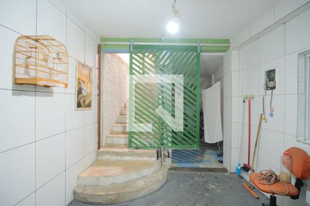 Casa à venda com 200m², 2 quartos e 2 vagasEscada