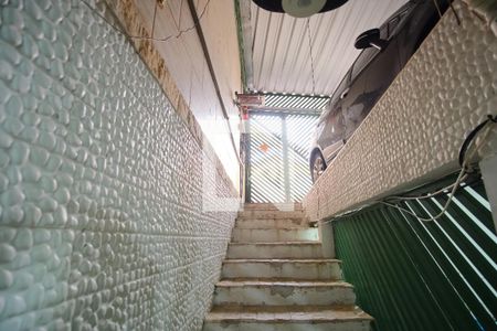 Casa à venda com 200m², 2 quartos e 2 vagasEscada