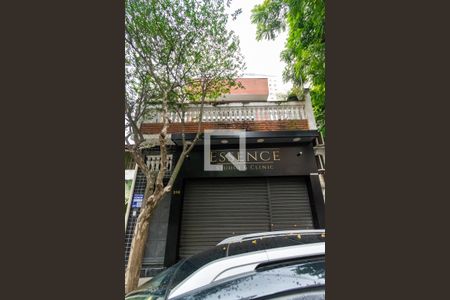 Casa à venda com 350m², 4 quartos e 4 vagas Casa à venda com 350m², 4 quartos e 4 vagasFachada