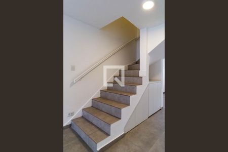 Escada de casa à venda com 2 quartos, 78m² em Vila Progredior, São Paulo