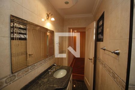 Casa à venda com 370m², 4 quartos e 8 vagasBanheiro da Suíte 2