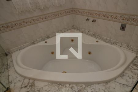 Casa à venda com 370m², 4 quartos e 8 vagasBanheiro da Suíte