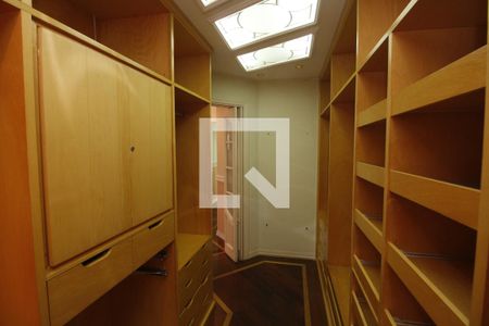 Casa à venda com 370m², 4 quartos e 8 vagasCloset