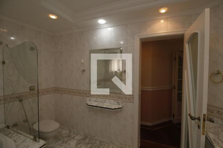 Casa à venda com 370m², 4 quartos e 8 vagasBanheiro da Suíte