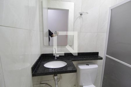 Banheiro de kitnet/studio para alugar com 1 quarto, 20m² em Martins, Uberlândia
