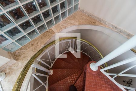 Casa de condomínio para alugar com 600m², 6 quartos e 6 vagasEscada