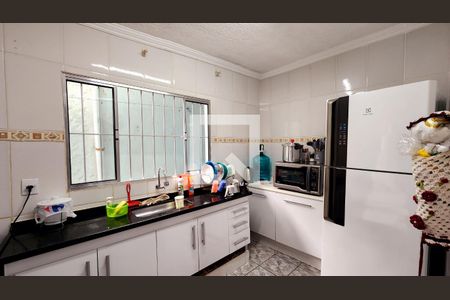 Casa à venda com 124m², 4 quartos e 4 vagas Casa à venda com 124m², 4 quartos e 4 vagasCozinha