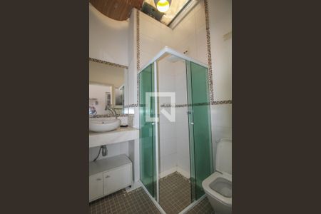 Casa à venda com 330m², 5 quartos e 3 vagas Casa à venda com 330m², 5 quartos e 3 vagasBanheiro da área da churrasqueira