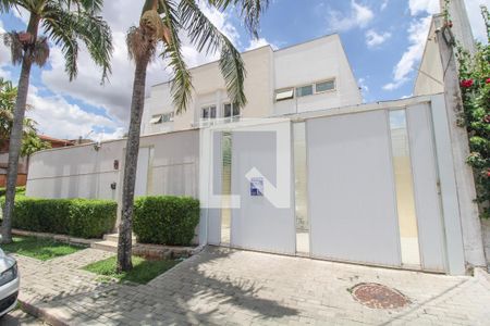 Casa à venda com 330m², 5 quartos e 3 vagas Casa à venda com 330m², 5 quartos e 3 vagasFachada