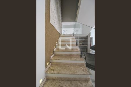 Casa à venda com 330m², 5 quartos e 3 vagas Casa à venda com 330m², 5 quartos e 3 vagasEscada