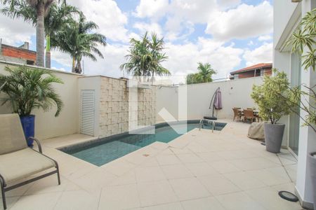 Casa à venda com 330m², 5 quartos e 3 vagas Casa à venda com 330m², 5 quartos e 3 vagasPiscina e Garagem