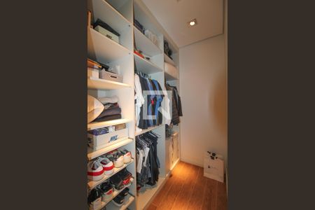 Casa à venda com 330m², 5 quartos e 3 vagas Casa à venda com 330m², 5 quartos e 3 vagasQuarto 3 (suíte) - Closet