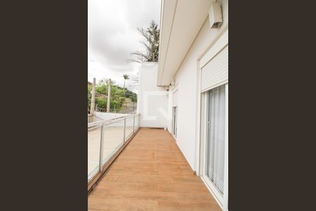 Casa à venda com 330m², 5 quartos e 3 vagas Casa à venda com 330m², 5 quartos e 3 vagasVaranda do Quarto 1 e do Quarto 2