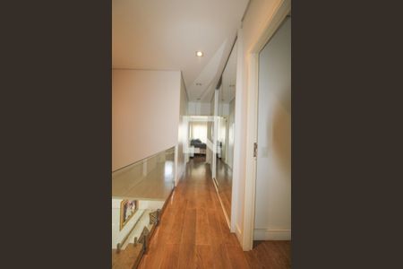 Casa à venda com 330m², 5 quartos e 3 vagas Casa à venda com 330m², 5 quartos e 3 vagasCorredor