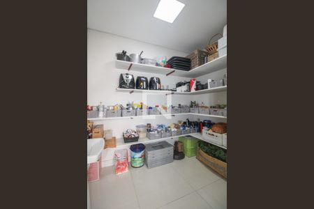 Casa à venda com 330m², 5 quartos e 3 vagas Casa à venda com 330m², 5 quartos e 3 vagasCozinha - Despensa