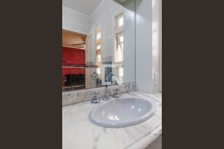 Casa à venda com 240m², 3 quartos e 2 vagas Casa à venda com 240m², 3 quartos e 2 vagasBanheiro 1