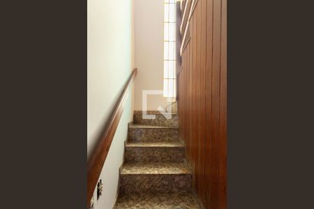 Casa à venda com 58m², 2 quartos e 1 vaga Casa à venda com 58m², 2 quartos e 1 vagaEscada