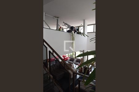 Casa à venda com 353m², 3 quartos e 6 vagas Casa à venda com 353m², 3 quartos e 6 vagasEscada