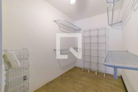 Casa de condomínio à venda com 469m², 4 quartos e 4 vagas Casa de condomínio à venda com 469m², 4 quartos e 4 vagasSuíte 1 Closet