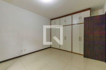 Casa de condomínio à venda com 469m², 4 quartos e 4 vagas Casa de condomínio à venda com 469m², 4 quartos e 4 vagasSuíte 3