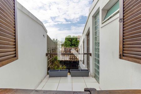 Casa de condomínio à venda com 469m², 4 quartos e 4 vagas Casa de condomínio à venda com 469m², 4 quartos e 4 vagasSuíte 2 Varanda