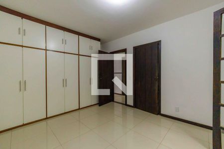 Casa de condomínio à venda com 469m², 4 quartos e 4 vagas Casa de condomínio à venda com 469m², 4 quartos e 4 vagasSuíte 3