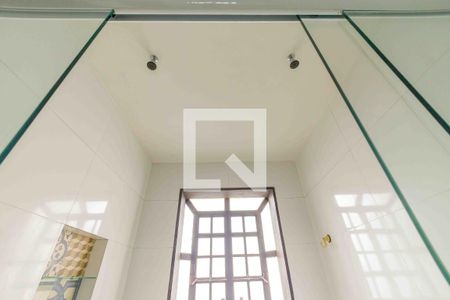 Casa de condomínio à venda com 469m², 4 quartos e 4 vagas Casa de condomínio à venda com 469m², 4 quartos e 4 vagasBanheiro da Suíte 1