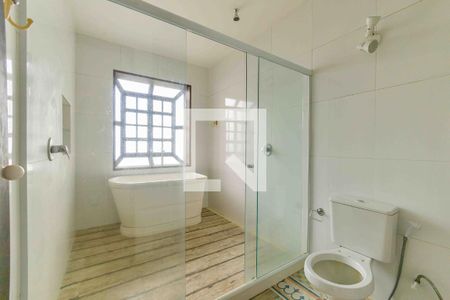 Casa de condomínio à venda com 469m², 4 quartos e 4 vagas Casa de condomínio à venda com 469m², 4 quartos e 4 vagasBanheiro da Suíte 1