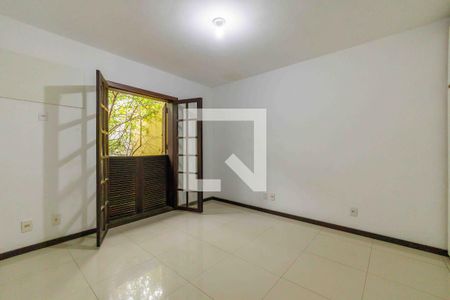 Casa de condomínio à venda com 469m², 4 quartos e 4 vagas Casa de condomínio à venda com 469m², 4 quartos e 4 vagasSuíte 3