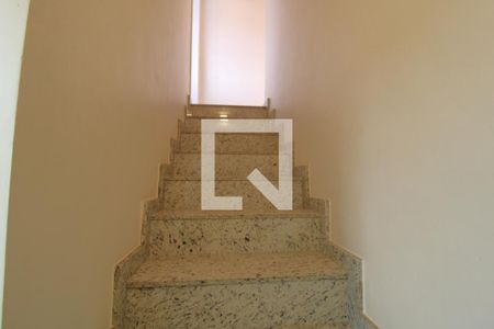 Casa à venda com 116m², 3 quartos e 2 vagasEscada