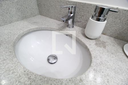 Casa de condomínio para alugar com 82m², 3 quartos e 2 vagasBanheiro do Quarto 3