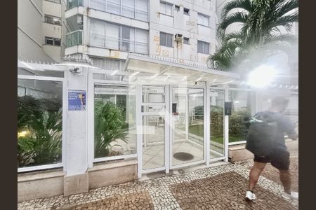 Apartamento à venda com 70m², 2 quartos e 1 vaga Apartamento à venda com 70m², 2 quartos e 1 vagaFachada com cartaz QA
